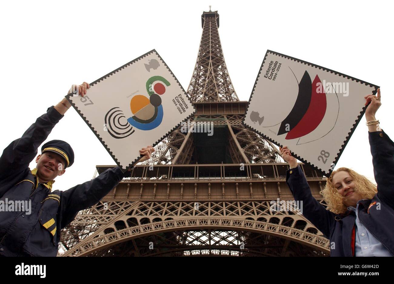 Chris long (à gauche) de Royal Mail a le goût de la vie comme postier français à Paris avec la posticule britannique Nancy Bryant, pour lancer un numéro de timbre conjoint avec la poste, marquant le centenaire de la signature de l'Entente cordiale à Londres le 8,1904 avril.Les timbres Entente Cordiale sont en vente au Royaume-Uni et en France le mardi 6 2004 avril pour coïncider avec le début de la visite d'État britannique de la reine Elizabeth II en France.Le timbre de gauche est une œuvre de Sonia Delaunay appelée Coccinelle.Le timbre à droite est de l'artiste abstrait Sir Terry Frost appelé Lace 1. Banque D'Images