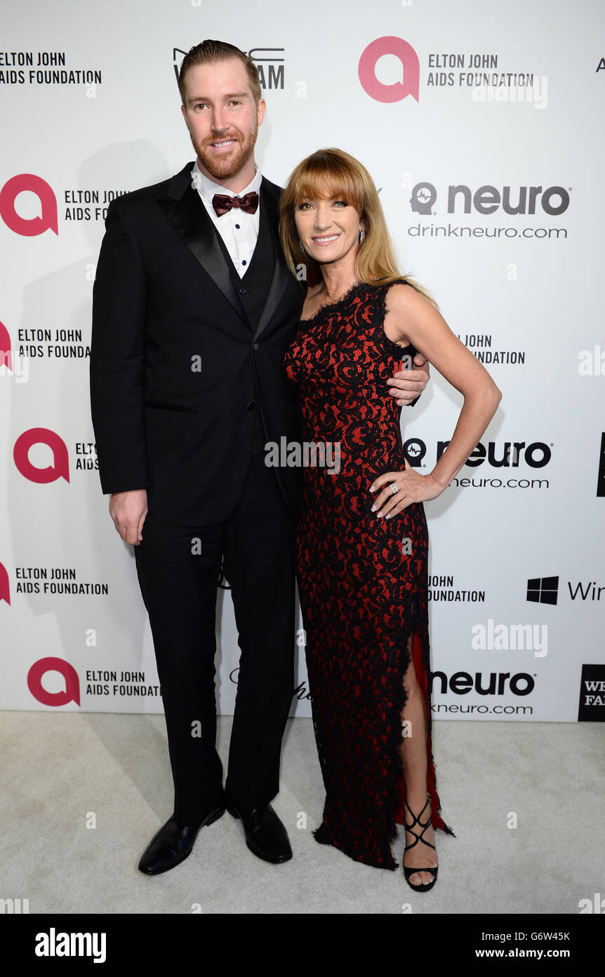 Jane Seymour avec son fils Sean Flynn arrive pour la 22e partie annuelle des Academy Awards de la Elton John AIDS Foundation au West Hollywood Park à Los Angeles Banque D'Images