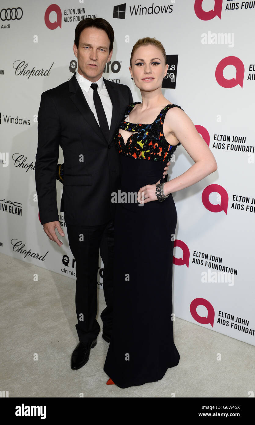 Stephen Moyer et Anna Paquin arrivent pour la 22e partie annuelle des Academy Awards de la Elton John AIDS Foundation au West Hollywood Park à Los Angeles. Banque D'Images
