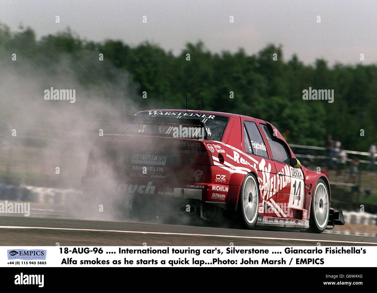 18 AOÛT 96. Voitures de tourisme internationales, Silverstone. Alfa de Giancarlo Fisichella fume alors qu'il commence un tour rapide Banque D'Images