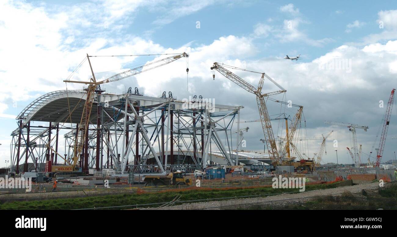 Il y a un changement d'horizon à l'aéroport de Londres Heathrow, où une équipe de 12 ingénieurs spécialisés a mis seulement 10 heures à soulever pour mettre en place la première section de 2,500 tonnes de la structure de toit du nouveau terminal 5. Il y aura cinq ascenseurs similaires d'ici la fin de l'année, avec l'édifice, conçu par le partenariat Richard Rogers, qui ouvrira ses portes au printemps 2008. Le programme de construction de 4 milliards - l'un des plus grands d'Europe - prévoit la construction d'un terminal principal, de 47 stands d'avions, de deux satellites (un en phase 2), d'une nouvelle tour de contrôle, d'un nouvel éperon de la M25, le Banque D'Images
