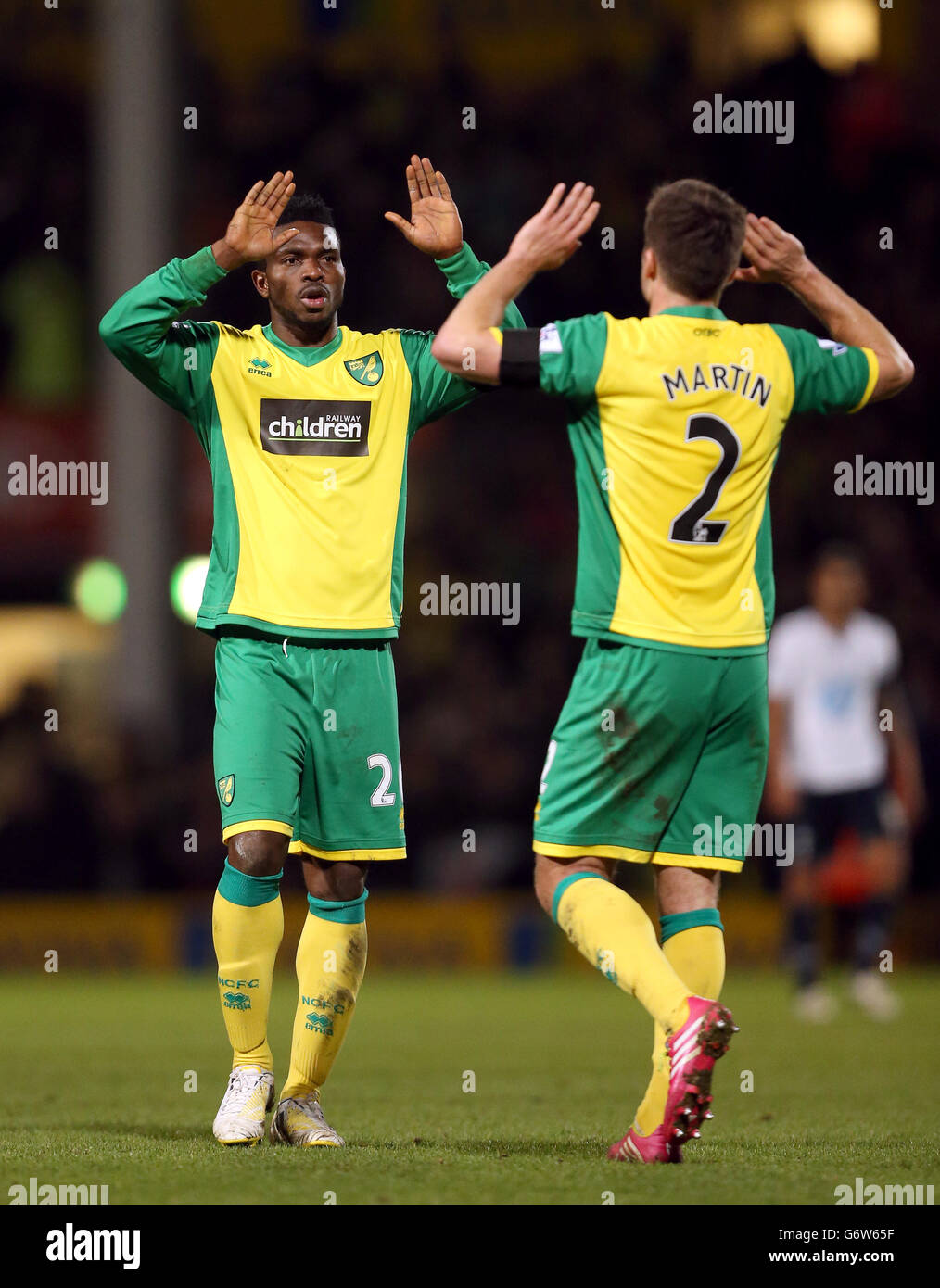 Football - Barclays Premier League - Norwich City / Tottenham Hotspur - Carrow Road.Joseph Yobo et Russell Martin de Norwich City ont fait cinq de leur maximum après le match Banque D'Images