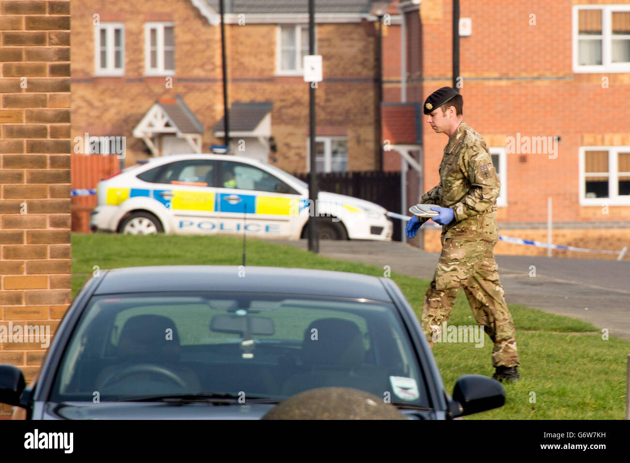 Des escadrons d'élimination de bombes ont été arrêtés à Chestnut Grove, à Mexborough, près de Doncaster, où un homme de 55 ans a été soupçonné de posséder des explosifs. La police a réagi en indiquant qu'un homme local avait acheté des articles qui pourraient être explosifs s'ils étaient rassemblés, environ 50 maisons ont été évacuées. Banque D'Images