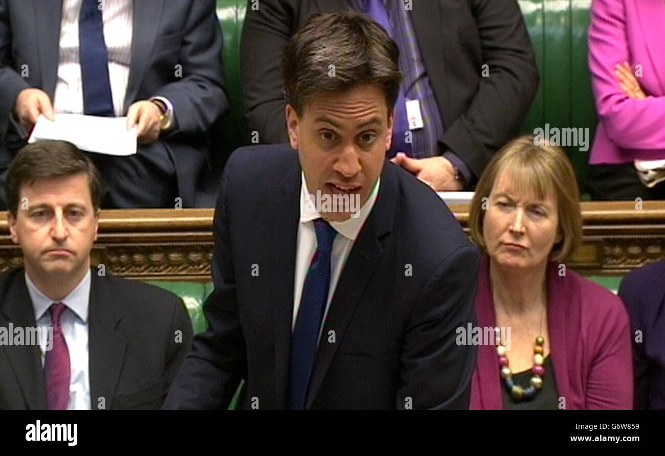 Le chef du parti travailliste Ed Miliband répond à une déclaration du Premier ministre David Cameron à la Chambre des communes de Londres au sujet de la crise en Ukraine. Banque D'Images