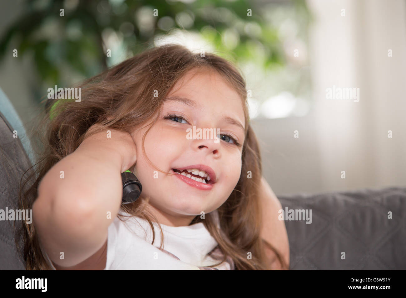 Enfant jouant avec un flash de lumière. Banque D'Images