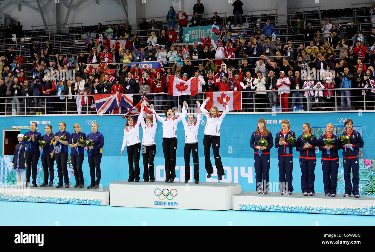 Jeux olympiques d'hiver de Sotchi - jour 13.Médaillés d'or Canada (au centre) se dresse avec les médaillés d'argent Suède (à gauche) et les médaillés de bronze Grande-Bretagne pendant la cérémonie de la fleur Banque D'Images