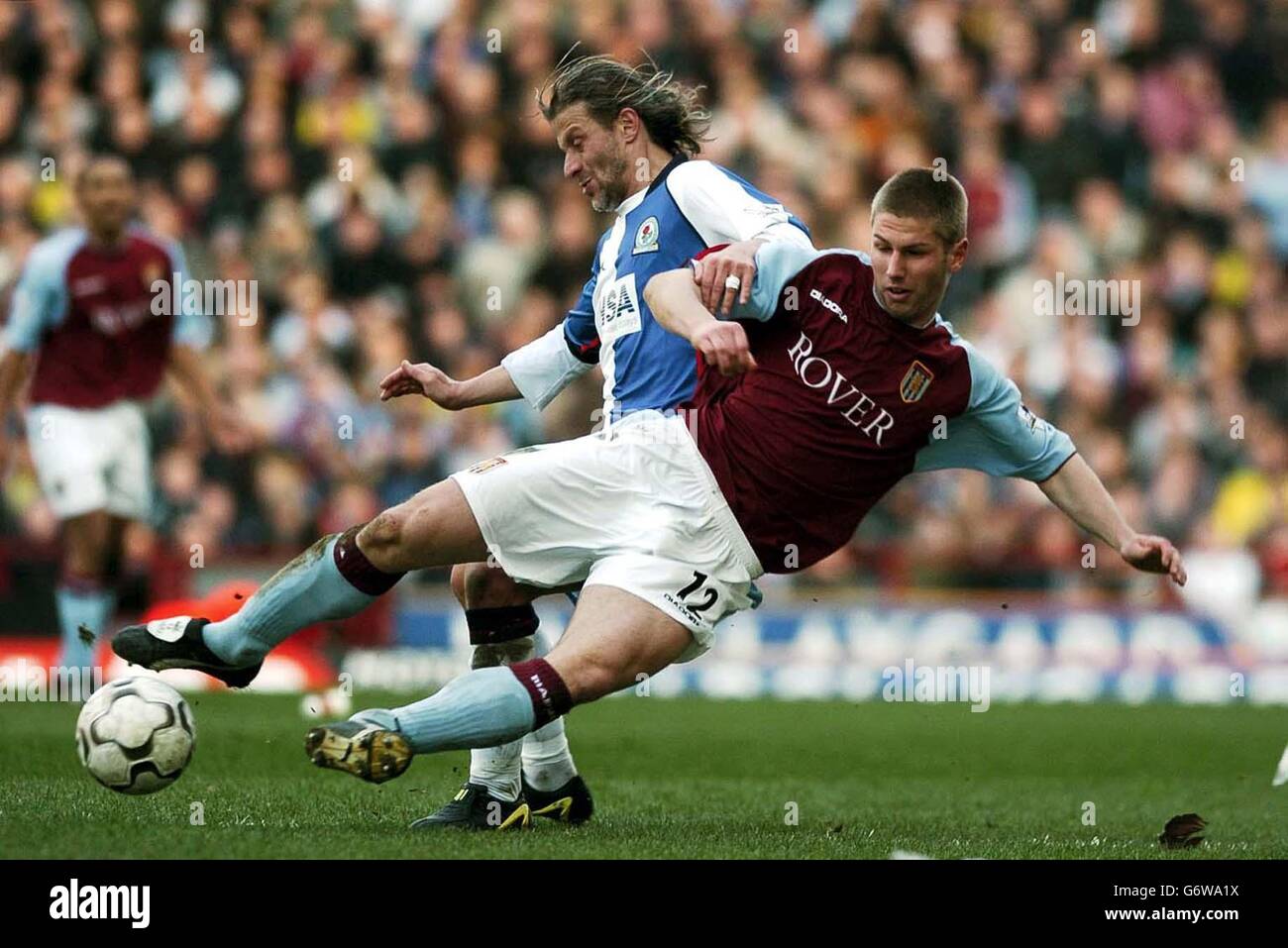 Thomas Hitzlsperger d'Aston Villa s'attaque à Tugay de Blackburn Rovers lors de leur match Barclaycard Premiership à Villa Park, Birmingham, le samedi 20 2004 mars. Banque D'Images