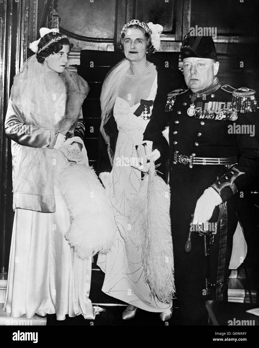 Sarah Churchill sur son chemin pour être présentée au tribunal, avec Winston et Clementine Churchill Banque D'Images