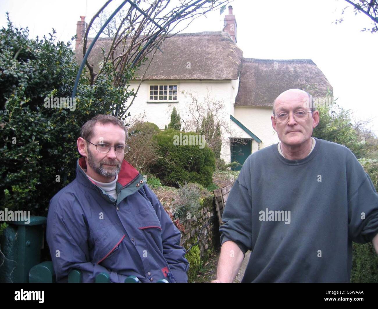 Roy Abbott, 51 ans (à droite), conseiller paroissial Ken Hopkins, 55 ans, devant le Riverside Cottage à Gattisham, East Devon, l'une des propriétés à vendre et la maison de M. Hopkins depuis 14 ans. Un vicaire a été de dire des prières pour les paroissiens dont les maisons louées pittoresques sont vendues par leur propriétaire. Soixante adultes et jeunes vivant dans des foyers du village de Gattisham, dans l'est du Devon, ont reçu jusqu'à trois mois d'avis de la Combe Estate, propriété de Richard Marker, d'origine canadienne. Le révérend Richard Saunders devait prier pour les villageois pendant le service de 11 heures à l'église Gittisham. Banque D'Images