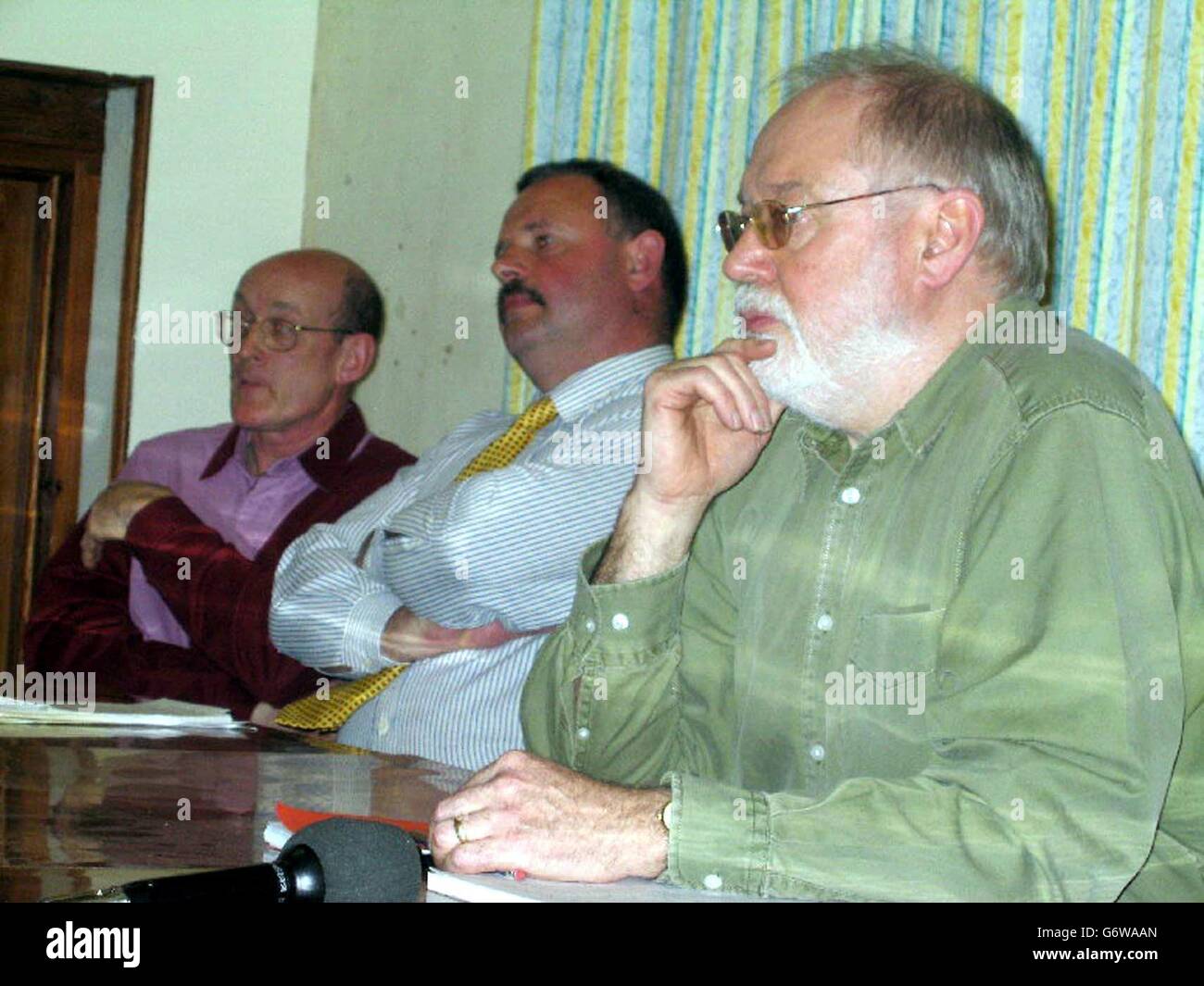 Le conseiller paroissial Ken Hopkins, le conseiller du district de Devon est, Nicholas Spence, et le conseiller du village de Gattisham, David Farws, assistent à la réunion des villageois de Gattisham dans la salle locale.Les 60 adultes et enfants vivant dans le village ont reçu jusqu'à trois mois d'avis de la succession Combe, propriété de Richard Marker d'origine canadienne.Jusqu'à 100 personnes ont assisté à une réunion chauffée dans la salle du village hier soir. Banque D'Images