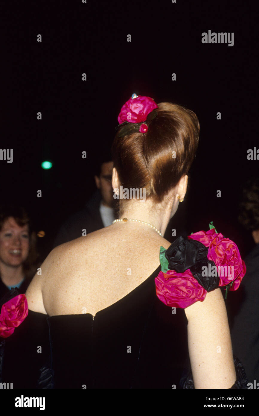 Sarah Ferguson, la duchesse de York, porte une robe de soirée noire ornée de roses roses à l'épaule et dans ses cheveux pendant qu'elle assiste à des défilés de mode dans une boîte de nuit de Los Angeles avec le Duke (non représenté). Banque D'Images