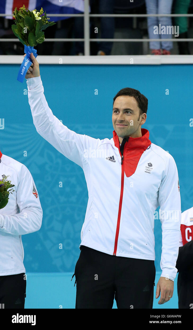 David Murdoch, le skip de Grande-Bretagne, monte sur le podium pour la cérémonie des fleurs après avoir remporté la médaille d'argent dans le match de médaille d'or des hommes au Ice Cube Curling Center lors des Jeux Olympiques de Sotchi 2014 à Sotchi, en Russie. Banque D'Images