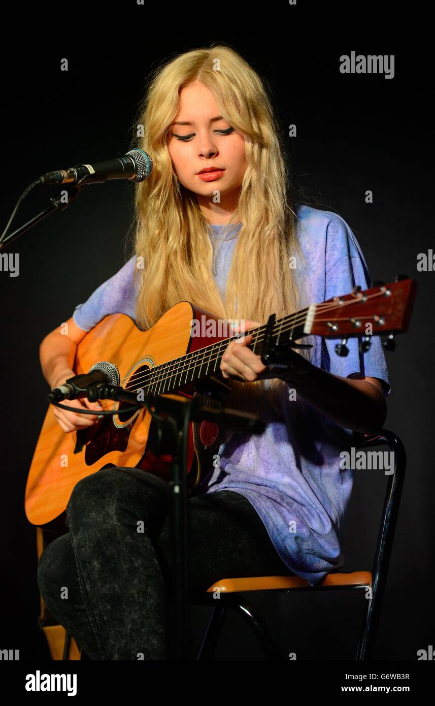 Nina Nesbitt joue à une séance de signature pour son album "Peroxide", à HMV, Oxford Street, dans le centre de Londres. Banque D'Images