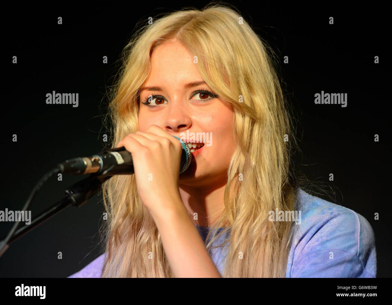 Nina Nesbitt joue à une séance de signature pour son album "Peroxide", à HMV, Oxford Street, dans le centre de Londres. Banque D'Images