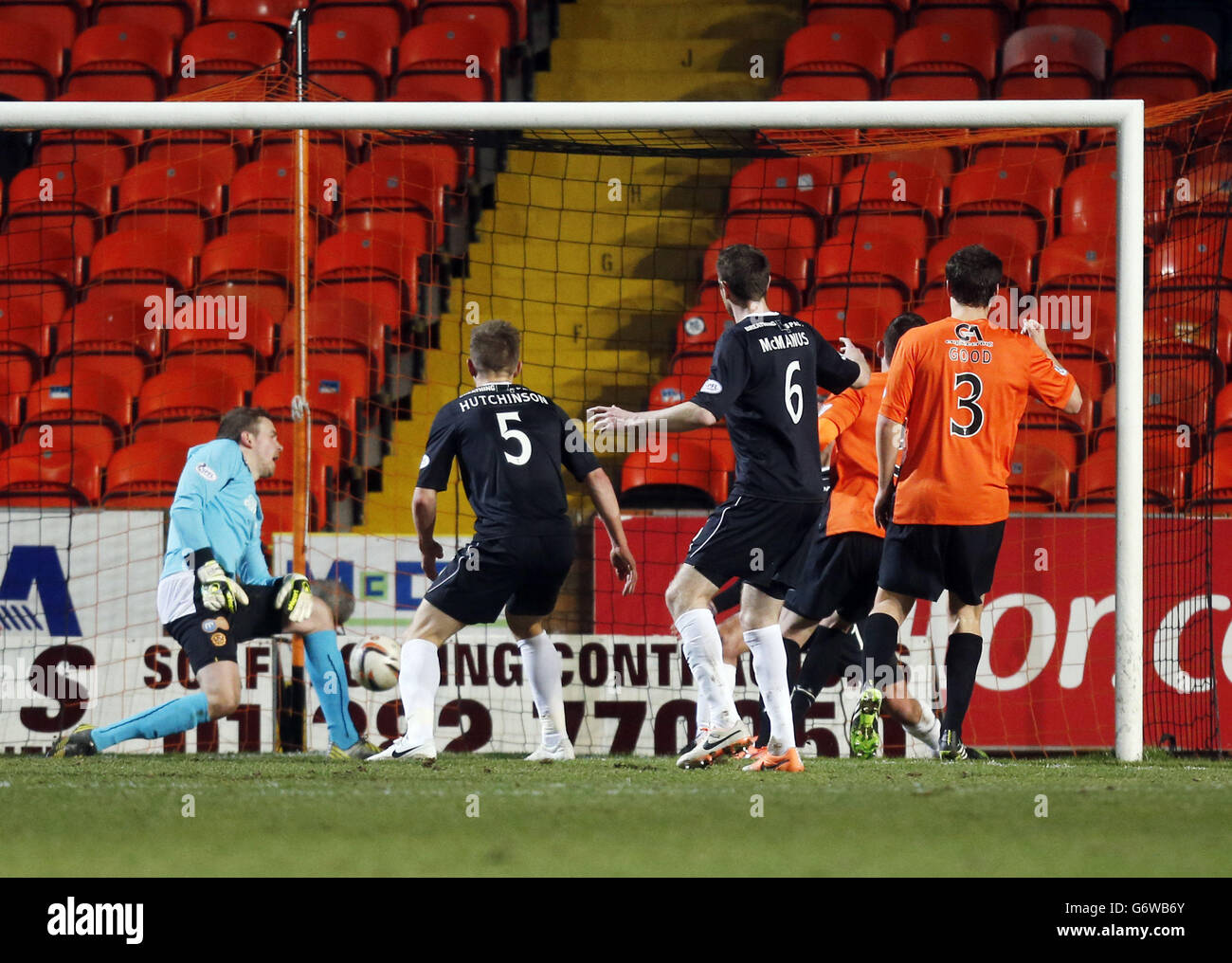 Gavin Gunning de Dundee United marque un but lors du match Scottish Premiership à Tannadice Park, Dundee. Banque D'Images