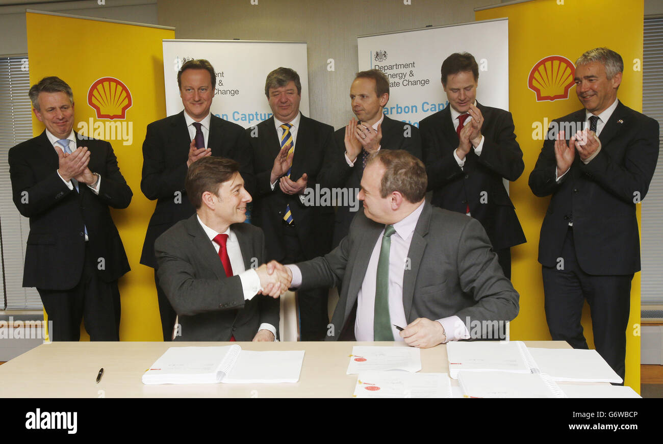 Le secrétaire d'État à l'énergie et au changement climatique Edward Davey (avant droit) et le président de Shell UK Edward Daniels (avant gauche) signent un accord pour faire progresser le projet Peterhead de capture et de stockage du carbone vers la prochaine phase de conception, avec (arrière, gauche à droite) le PDG de Shell Ben Van Beurden, Le Premier ministre David Cameron, secrétaire d'État pour l'Écosse Alistair Carmichael, PDG, VOIT Alistair Phillips-Davies, le vice-premier ministre Nick Clegg et le directeur financier Shell Simon Henry, aux bureaux de Shell à Aberdeen. Banque D'Images