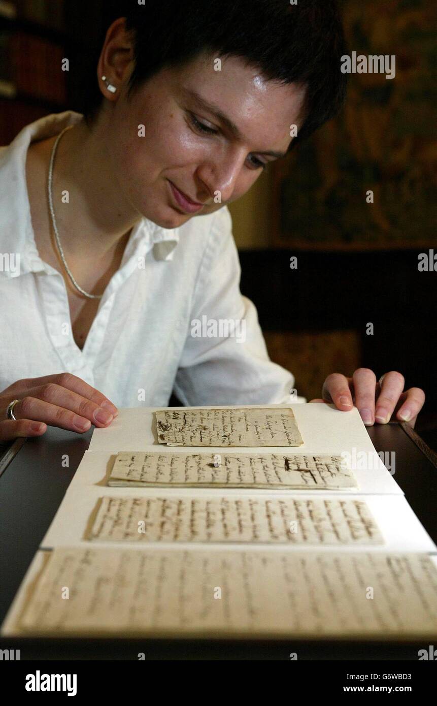 Helen Scott, bibliothécaire de la bibliothèque de la maison de Chawton, inspecte un manuscrit de Jane Austen de la fin du XVIIIe siècle, au musée et centre d'étude d'Alton près de Winchester. La courte partie intitulée 'sir Charles Grandison' est exceptionnellement rare car personne ne sait ce qui est arrivé aux manuscrits d'Austen quand elle est décédée. Une théorie est que sa sœur Cassandra les a brûlés avec ses lettres privées. La pièce est une comédie de 20 minutes qui dramatise des scènes du roman « The History of Sir Charles Grandison » de Samuel Richardson, l'un des auteurs préférés d'Austen. Le papier était cher et les 52 pages sont Banque D'Images