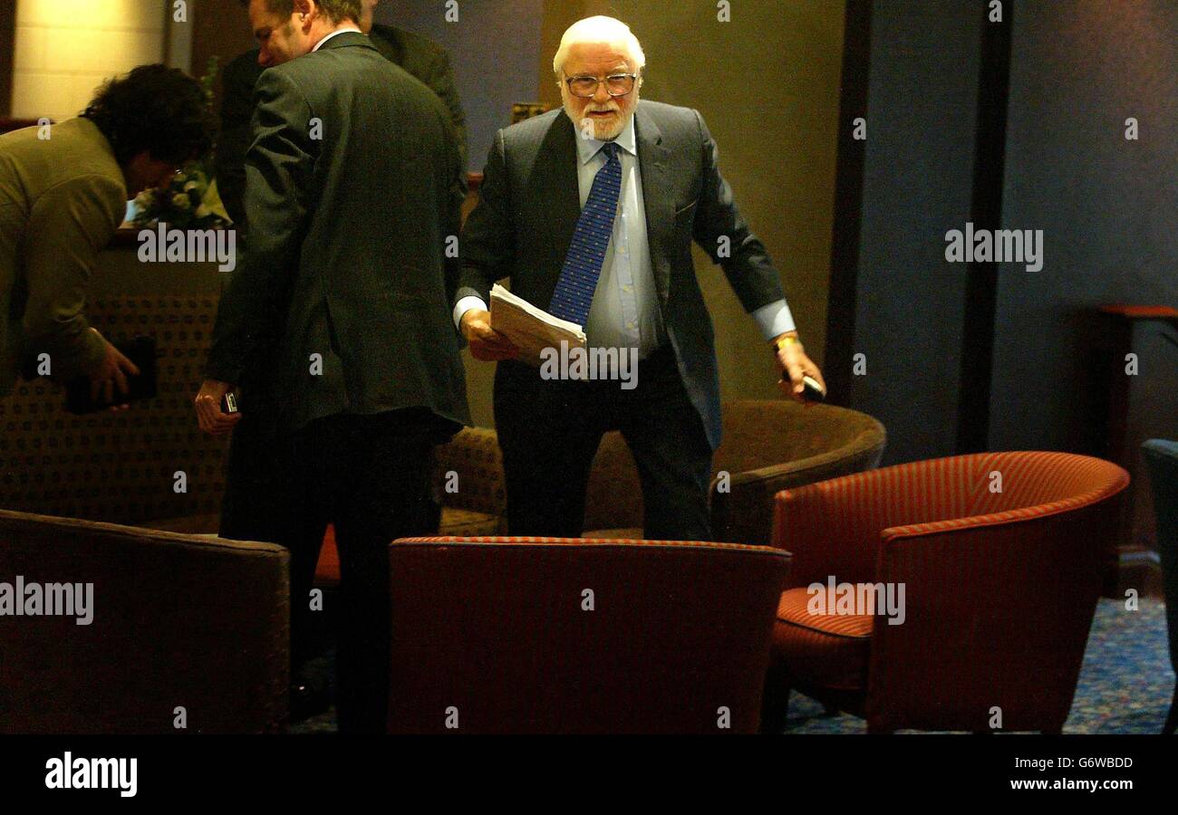 L'ancien président de Chelsea, Ken Bates, assiste à une conférence de presse à l'hôtel Hilton de Sheffield. Bates, qui a quitté le club de Premiership plus tôt ce mois-ci, a révélé qu'il est désireux d'investir plus de 10 millions à Sheffield mercredi. Il a dit qu'il cherchait un défi de plus avec le club de deuxième division malade, qui faisait partie de la Premier League en 2000. Banque D'Images