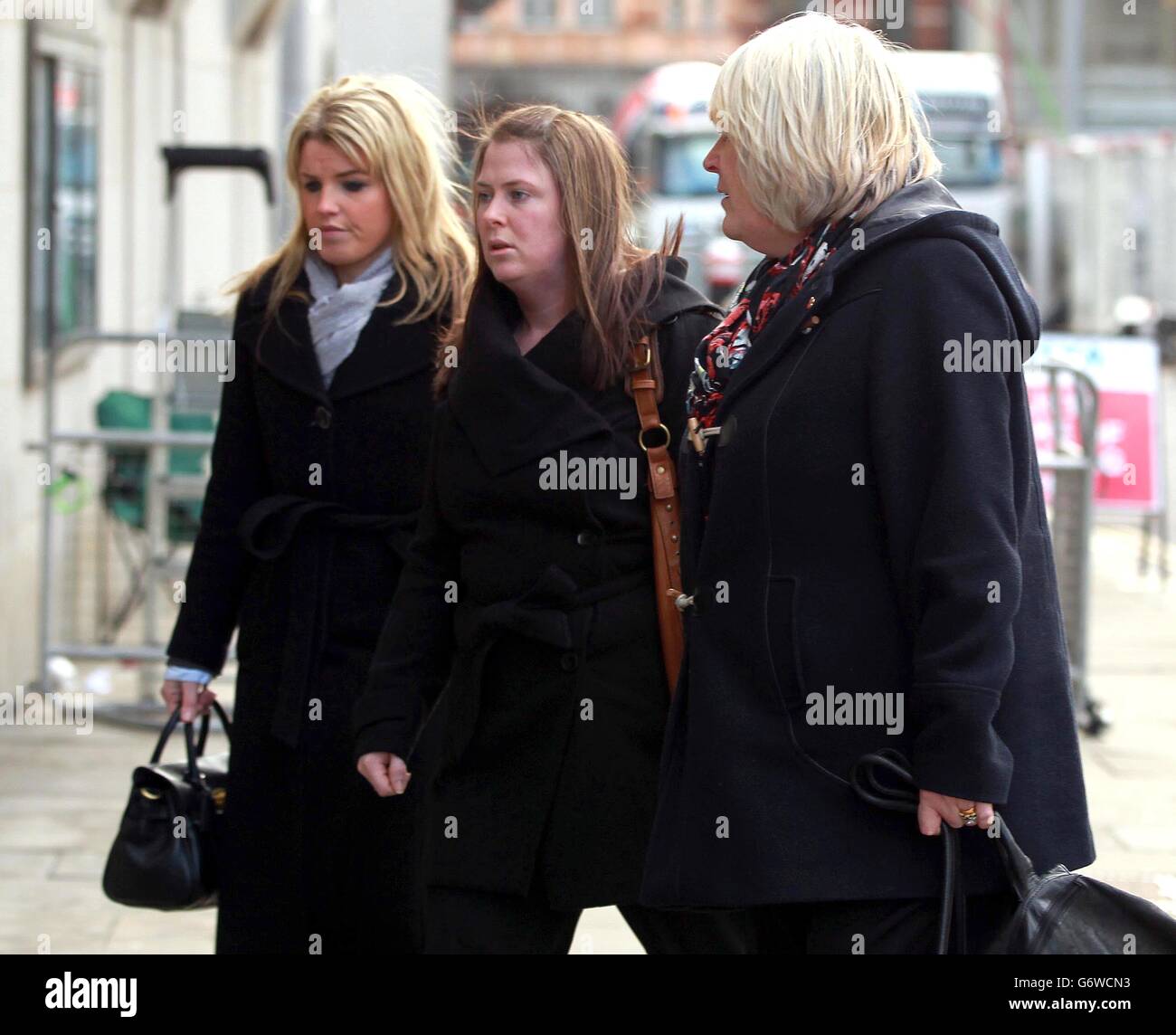 Rebecca Rigby (au centre), l'épouse de Fusilier Lee Rigby, arrive au Old Bailey avant la condamnation de Michael Adebolajo et de Michael Adebowale pour son meurtre. Banque D'Images