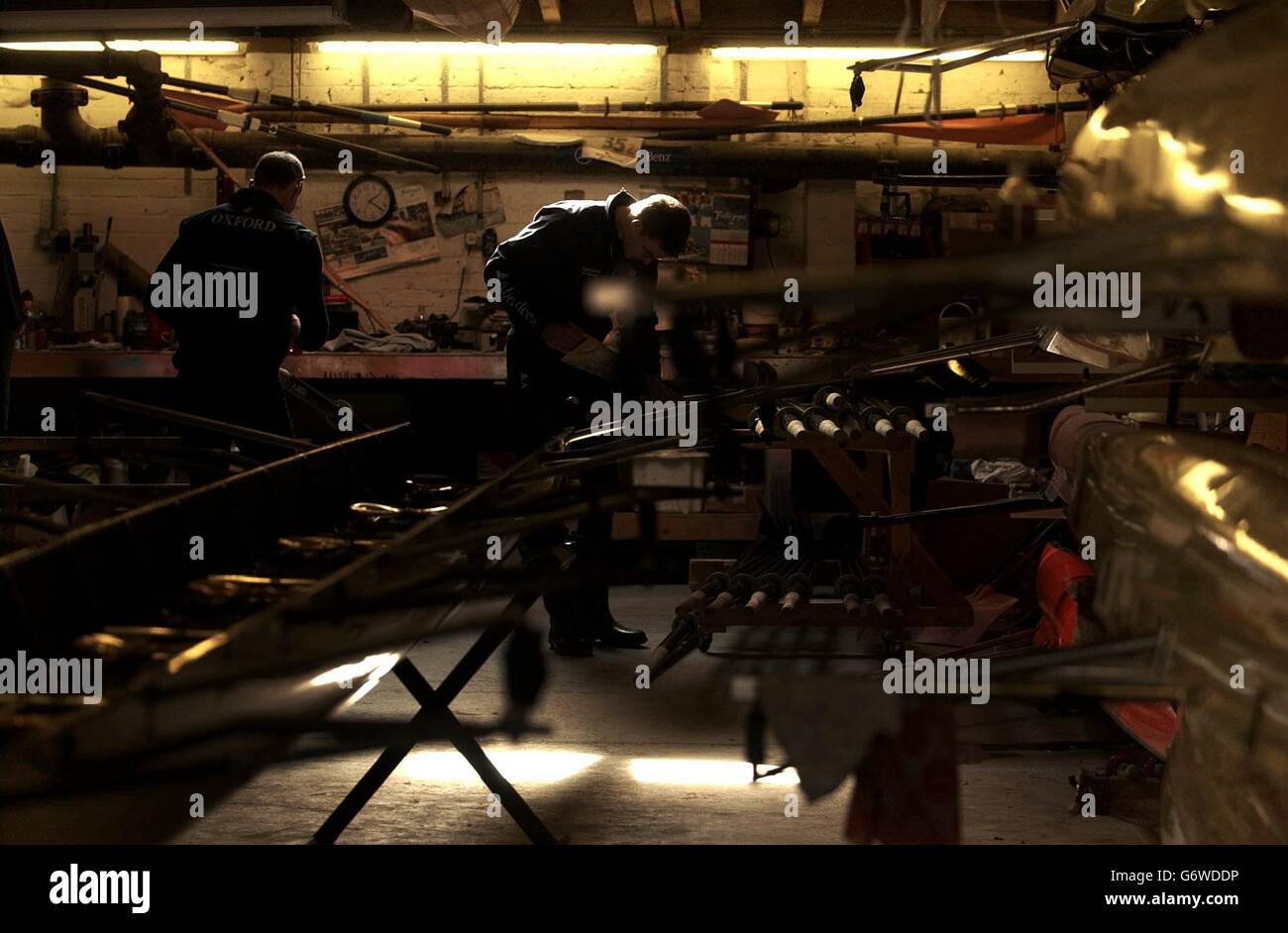 L'équipage d'Oxford effectue les derniers ajustements sur son bateau alors que les deux bateaux bleus entreprennent leur avant-dernière séance d'entraînement sur la Tamise à Putney, dans le sud-ouest de Londres.La course en bateau Oxford-Cambridge sera la 150e de l'histoire de la course. Banque D'Images