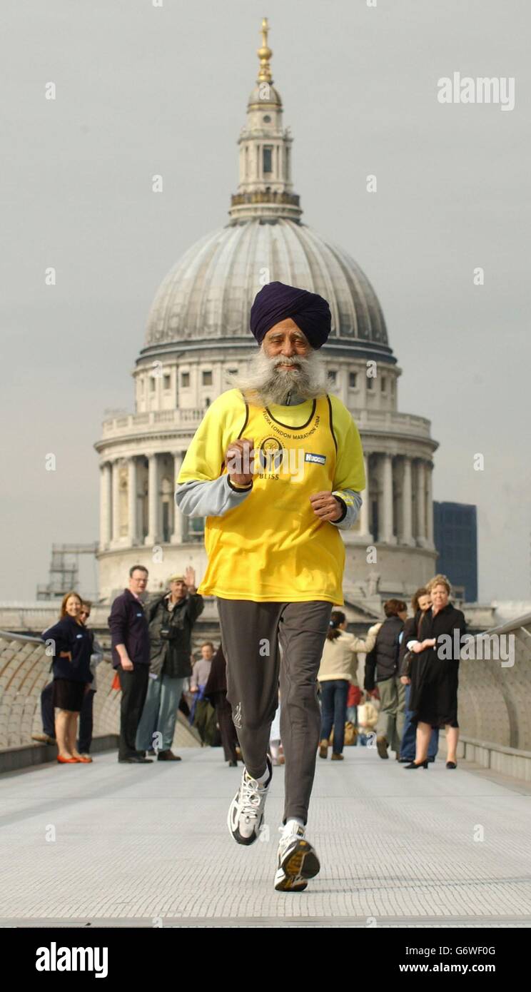 Fauja Singh, la plus ancienne coureur du marathon de Londres de cette année, célèbre son 93e anniversaire lorsqu'il traverse le Millennium Bridge à Londres. Ce sera la cinquième fois que l'athlète défiant l'âge, originaire du Punjab en Inde, courir la course pour recueillir de l'argent pour la charité prématurée de bébé, BLISS, et la deuxième fois il est le plus vieux concurrent. M. Singh, qui vit à Ilford, dans l'Essex, met son succès à un régime de curries de gingembre et de méditation régulière. Banque D'Images