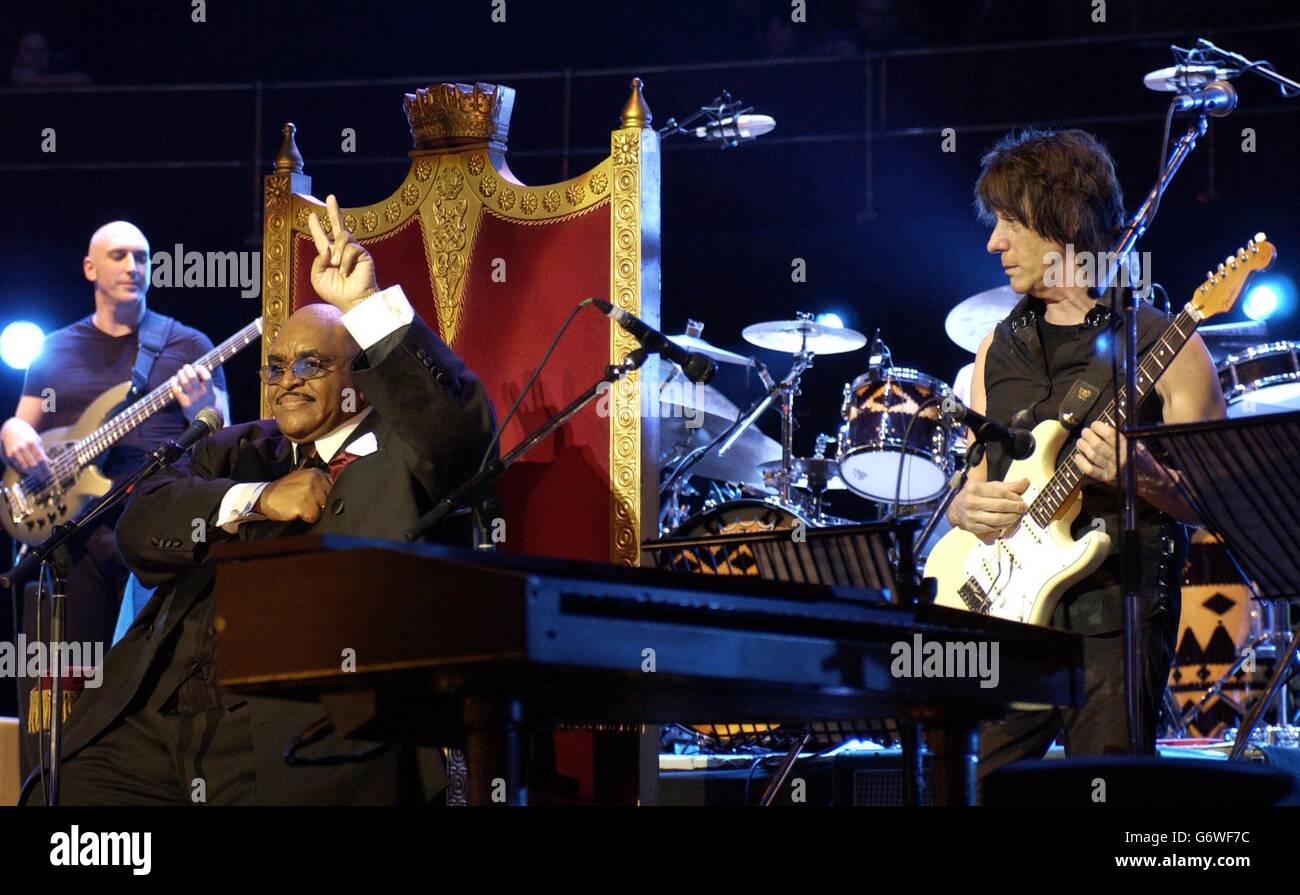 Solomon Burke (à gauche) et Jeff Beck se sont présentés en direct sur scène pendant une soirée avec Jools Holland, dans le cadre de la semaine de collecte de fonds « l'OMS et les amis » de concerts à l'aide du Teenage cancer Trust, au Royal Albert Hall de Londres. Banque D'Images