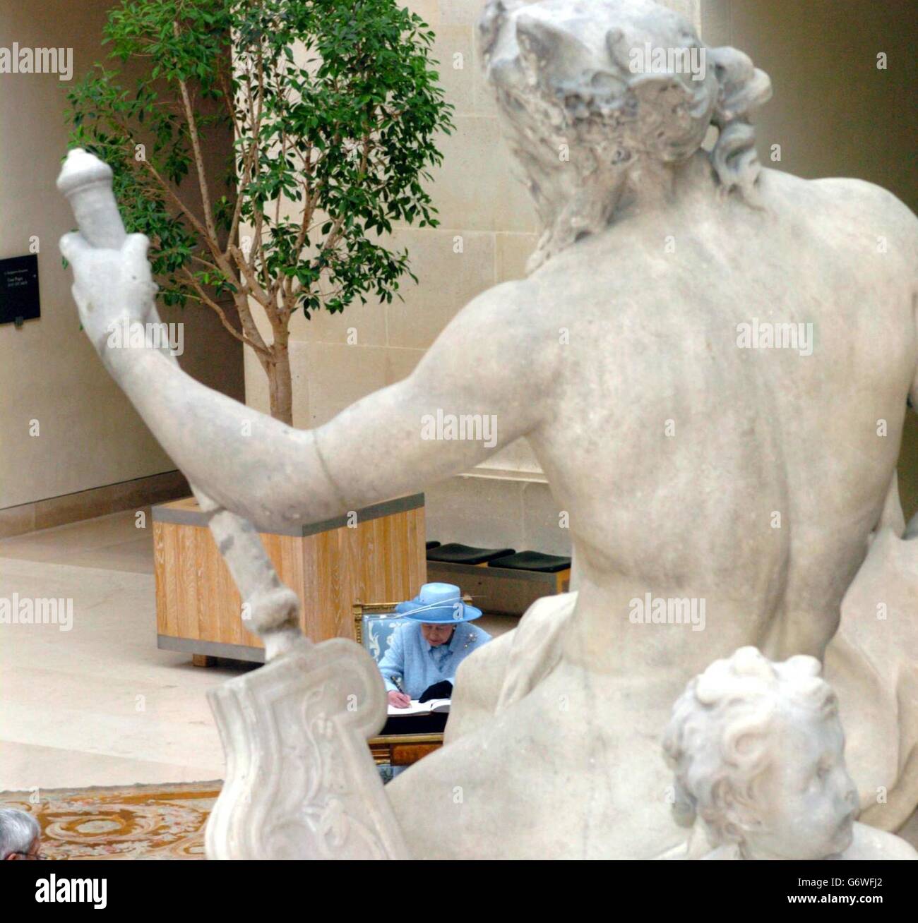 La reine Elizabeth II de Grande-Bretagne fait une visite au Louvre à Paris lors de sa visite officielle en France. Banque D'Images