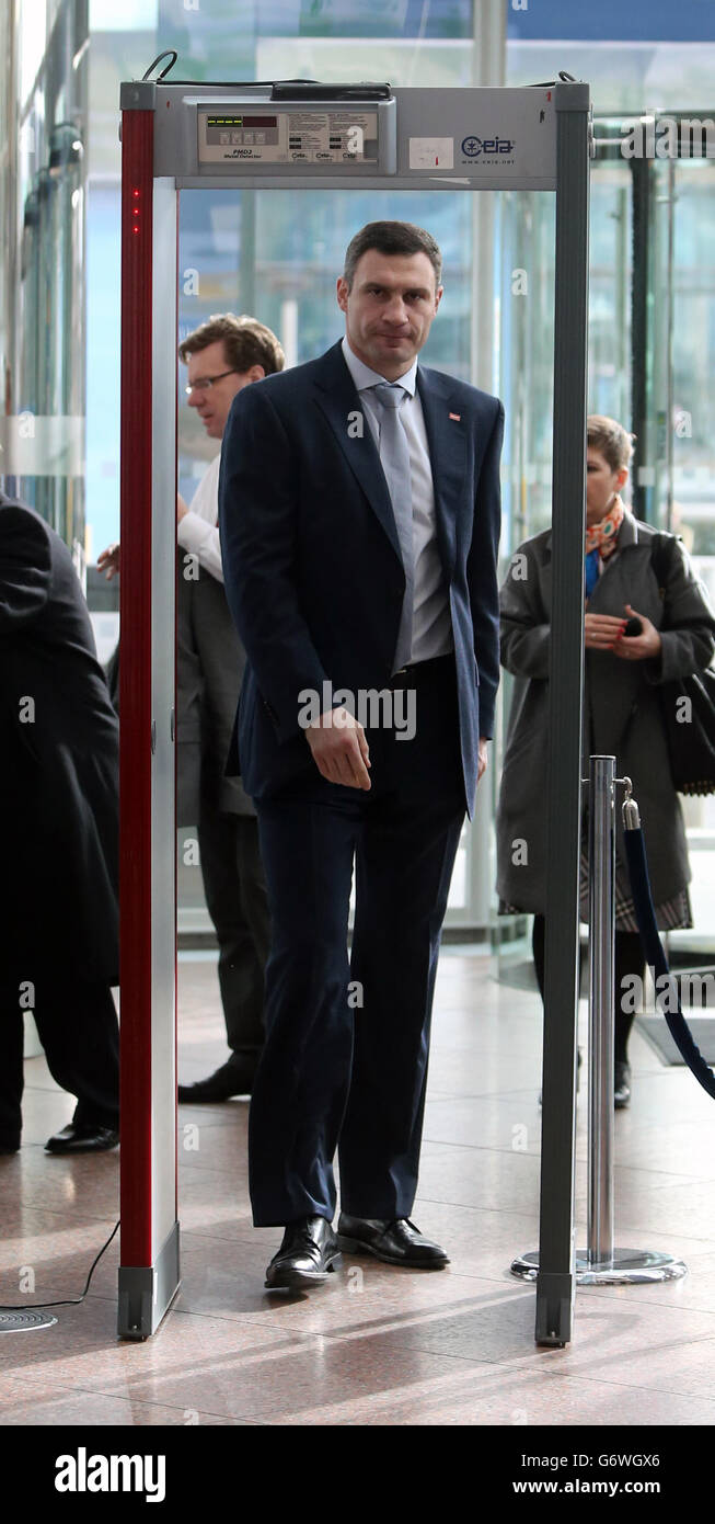 Un politicien ukrainien et ancien boxeur de poids lourd Vitali Klitschko arrive à une réunion du Congrès du Parti populaire européen au Centre des congrès de Dublin. Banque D'Images