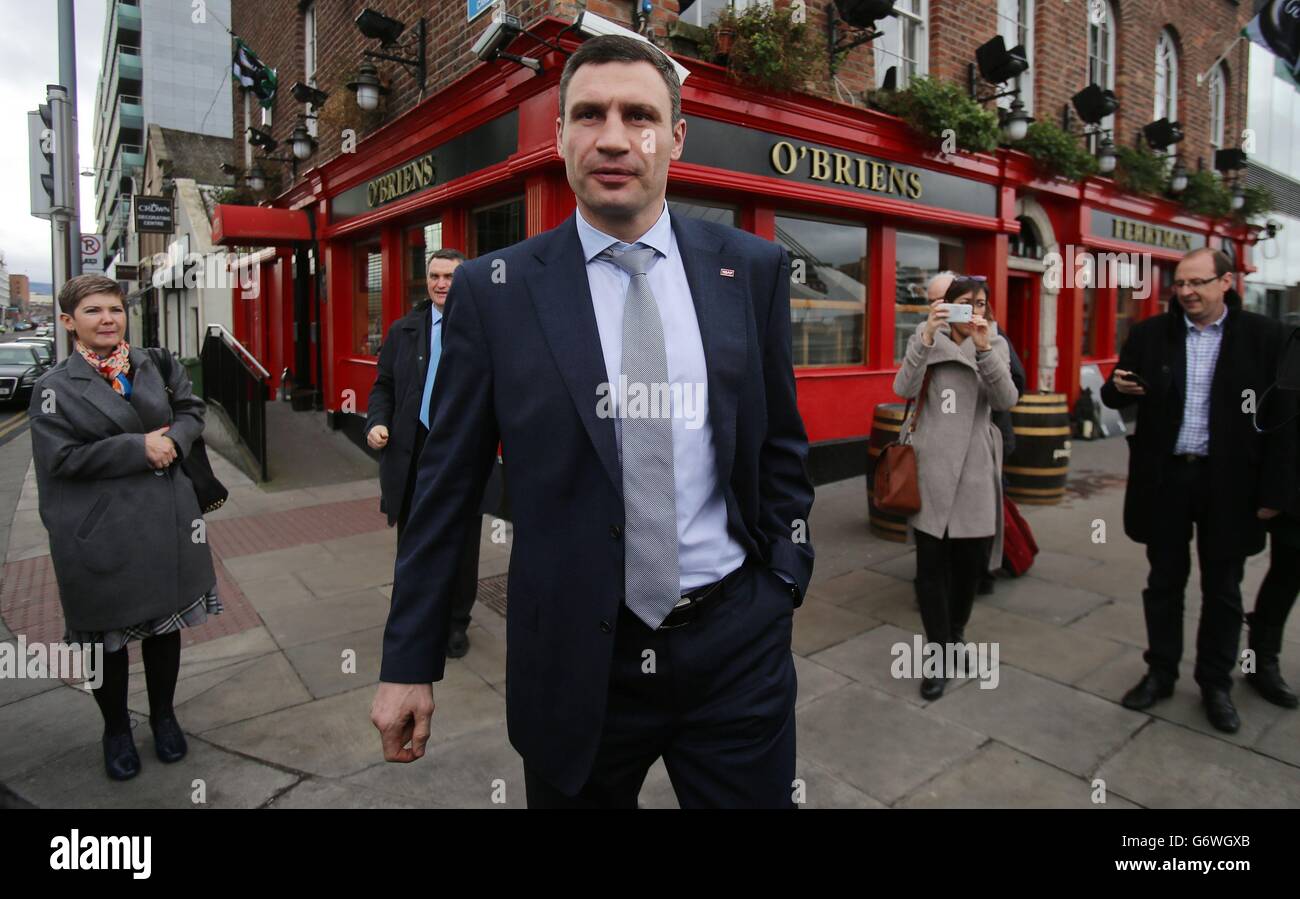 Un politicien ukrainien et ancien boxeur de poids lourd Vitali Klitschko dans le centre de Dublin avant d'arriver à une réunion du Congrès du Parti populaire européen au Centre des congrès de Dublin. Banque D'Images