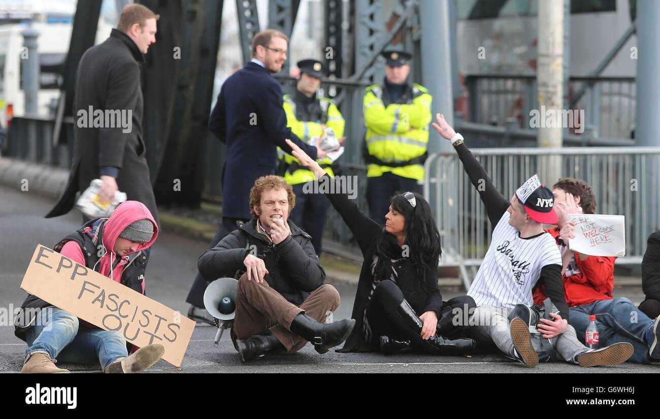 Les manifestants anti-austérité font des gestes aux délégués qui arrivent au Congrès du Parti populaire européen au Centre des congrès de Dublin. Banque D'Images