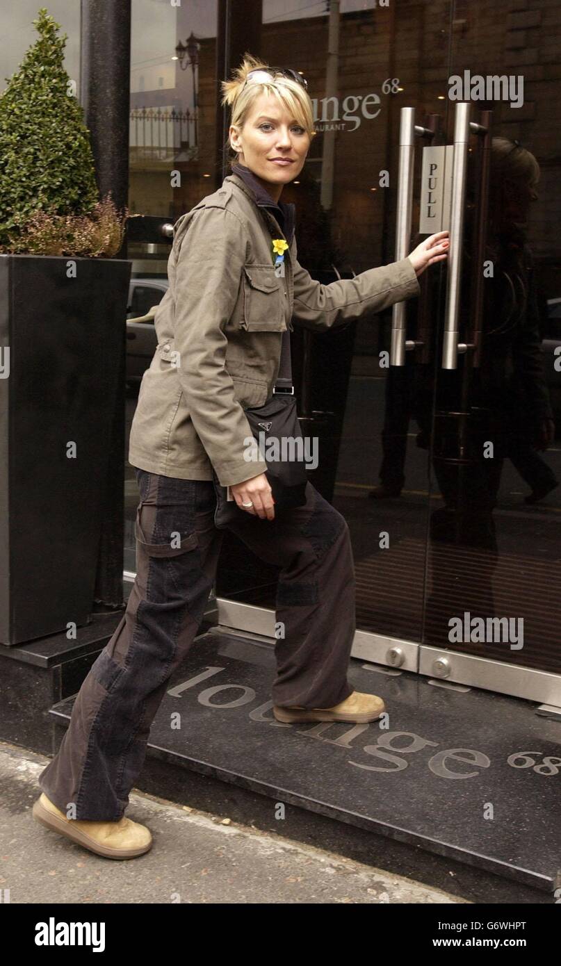 L Actrice De Footballeurs Epouses Zoe Lucker Arrive Au Bar Restaurant Lounge 68 A Huddersfield Ou Elle Tiendra Sa 30e Fete D Anniversaire Le Dimanche De Paques Zoe A Choisi De Laisser Passer Les Etablissements Londoniens