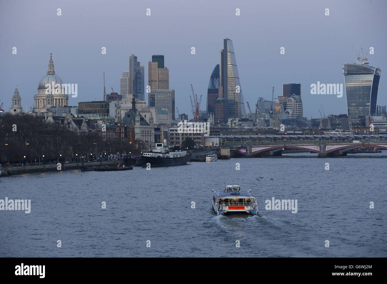 Une vue en soirée au crépuscule du centre de Londres depuis le pont Waterloo, tandis que certaines parties de la Grande-Bretagne ont profité de leur temps le plus chaud de l'année aujourd'hui alors que les températures ont atteint 20 °C (68 °F) pour la première fois en près de six mois. Banque D'Images