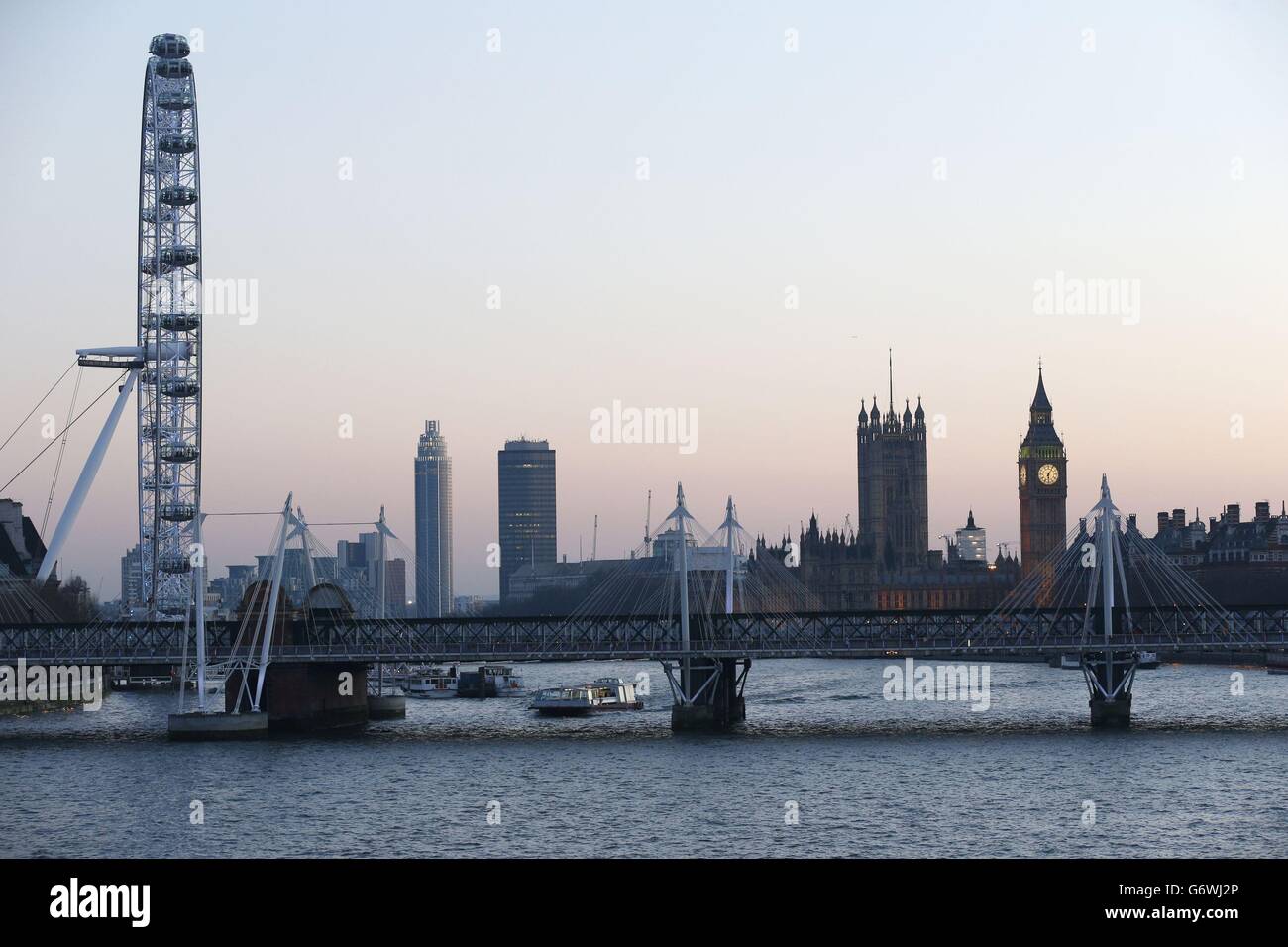 Une vue en soirée au crépuscule du Palais de Westminster (à droite) le London Eye (à gauche) et le pont Charing Cross depuis le pont de Waterloo, dans le centre de Londres, tandis que certaines parties de la Grande-Bretagne ont profité de leur temps le plus chaud de l'année aujourd'hui alors que les températures ont atteint 20 °C (68 °F) pour la première fois en près de six mois. Banque D'Images
