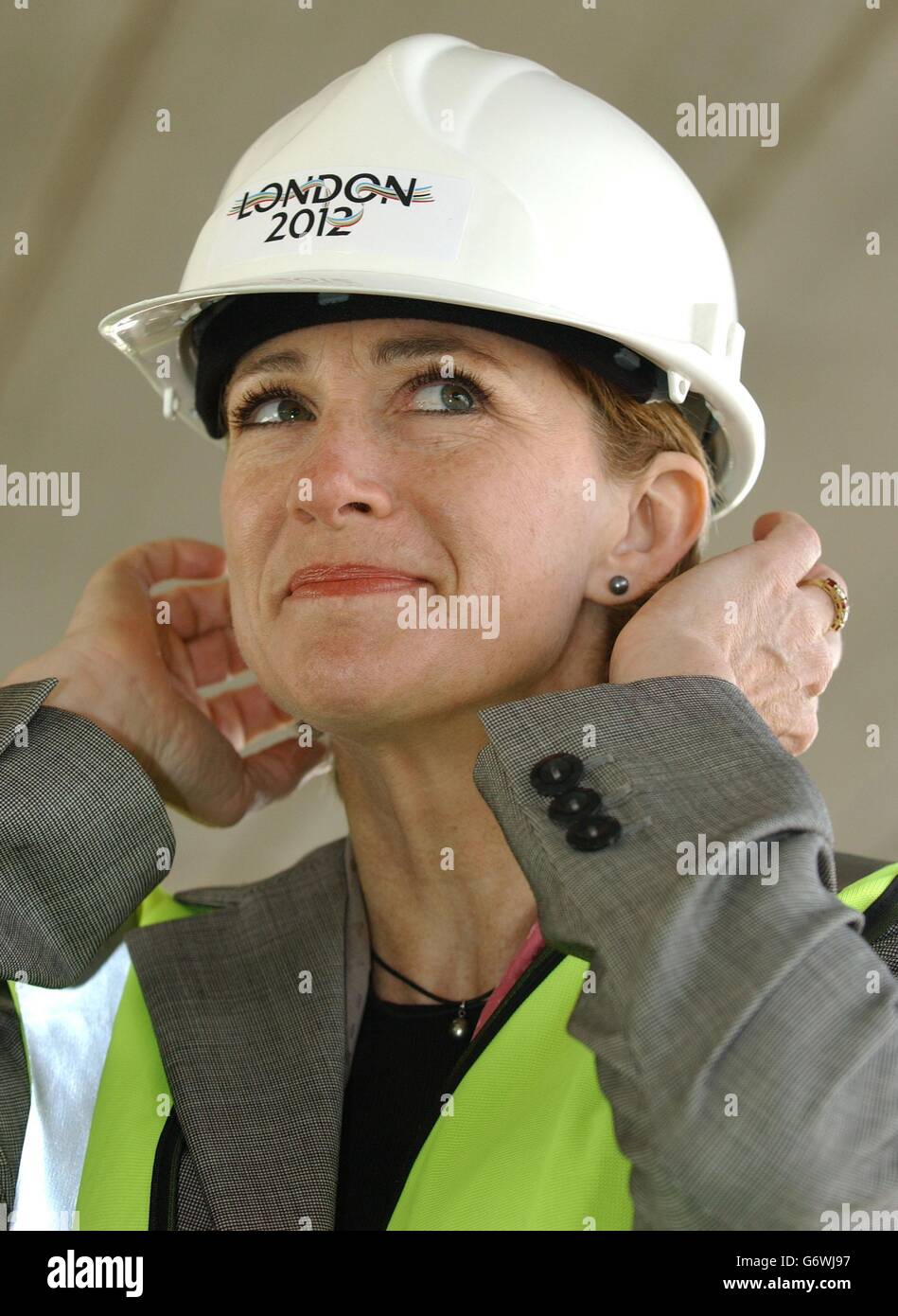 Barbara Cassani, présidente de la candidature olympique de Londres pour 2012, et Michael Cunnah, directeur général de Wembley National Stadium Ltd, au nouveau stade de Wembley, où les finales de football olympique seront organisées si la candidature est réussie. Le stade est actuellement cinq semaines avant la fin prévue pour mars 2006 . Banque D'Images