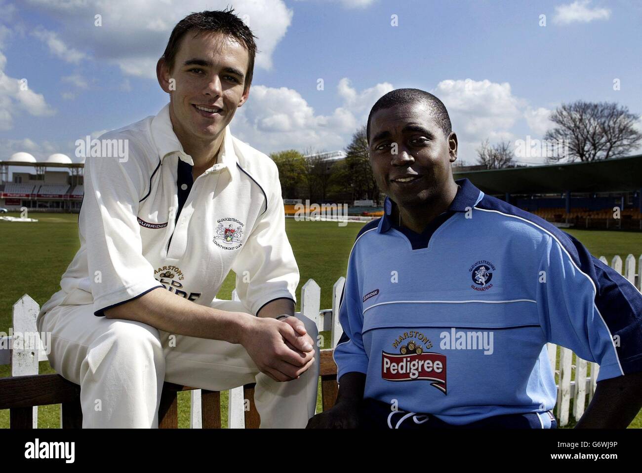 Chris Taylor, le nouveau capitaine de quatre jours de Gloucestershire (à gauche) et Mark Alleyne, le capitaine du match d'une journée, assistent à une journée de presse au County Ground de Bristol avant la nouvelle saison 2004. Banque D'Images