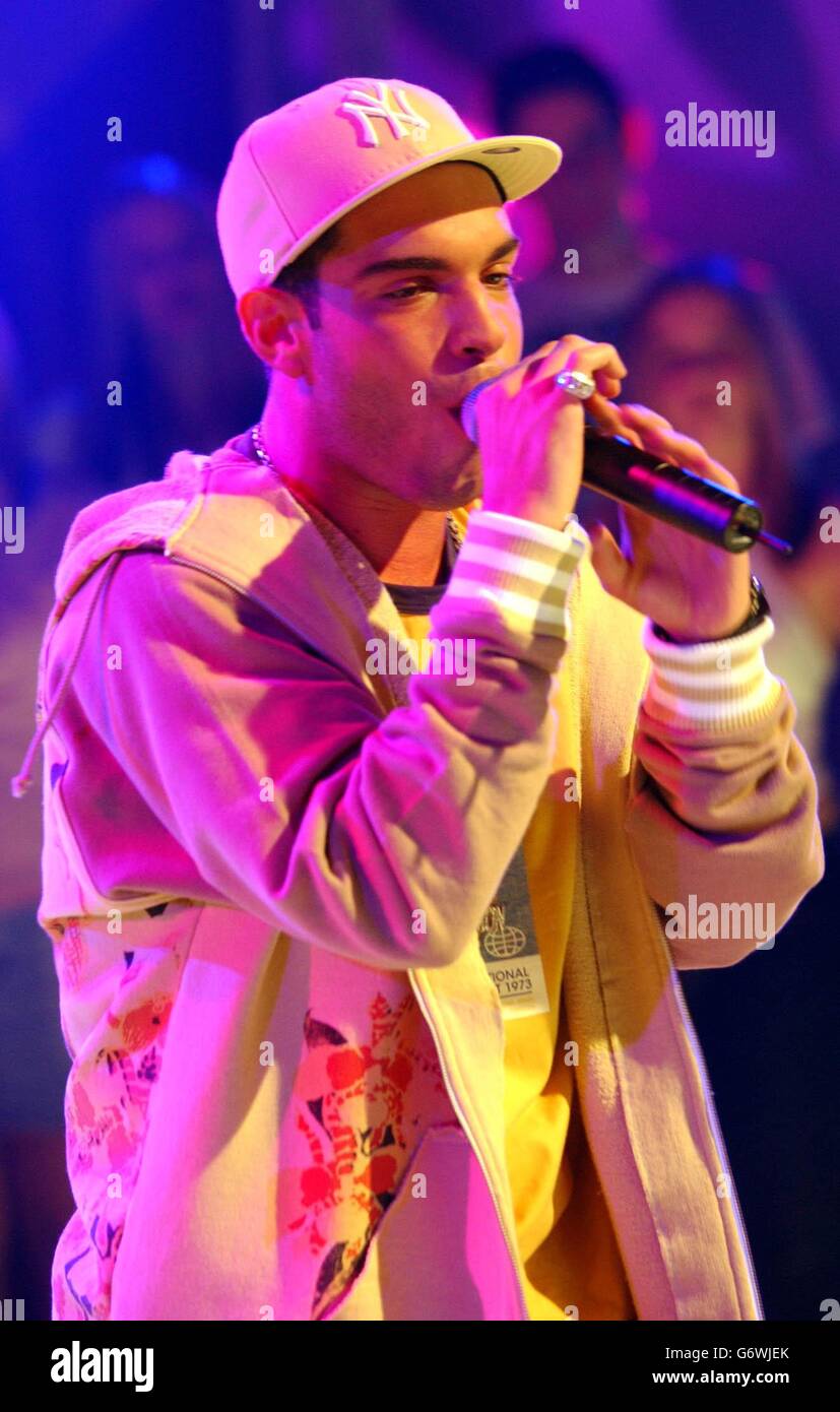 Chanteur Eamon lors de son apparition sur MTV TRL UK aux MTV Studios de Camden, dans le nord de Londres.19/04/2004: Une ballade remplie de plus de 30 mots de jure est allée directement au sommet des chartes simples, dimanche 18 avril 2004.La chanson bourrée de blasphème F**k IT (je ne veux pas vous de retour) est par Eamon américain de 20 ans, de Staten Island, New York.10/05/2004 la chanteuse américaine Eamon qui, dimanche 9 mai 2004, s'est accroché à la première place dans le tableau des singles comme un embrayage d'actes de vétéran a continué à dominer les ventes d'album au Royaume-Uni.Le 20 ans, dont la tirade contre un ancien amour F**k il (je ne veux pas vous de retour) Banque D'Images