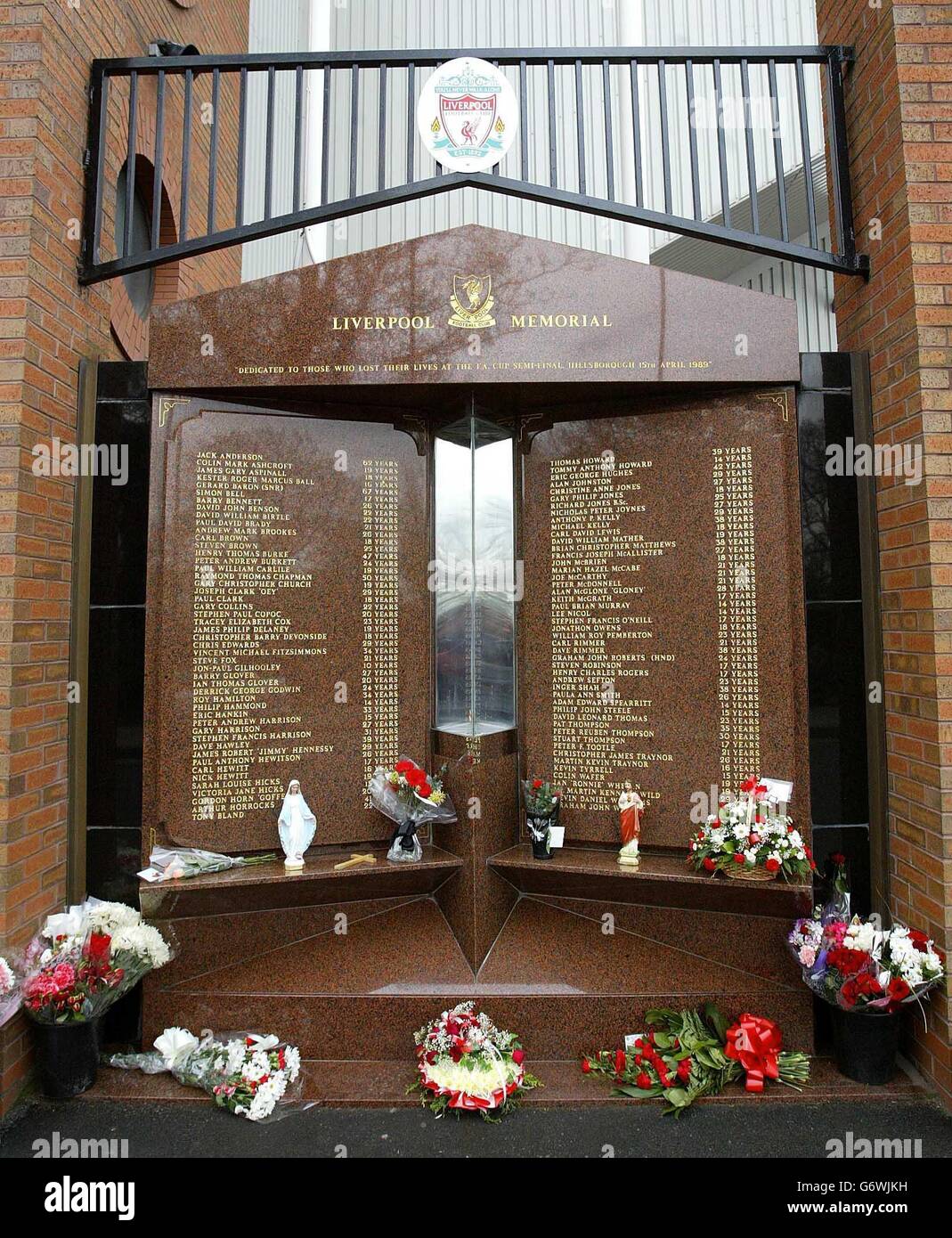 Le Hillsborough Memorial précédant le quinze ans, rend hommage à ces 96 fans qui ont perdu la vie lors du match de demi-finale de la coupe FA entre Liverpool et la forêt de Nottingham, le 15 avril 1989. Des milliers de fans de football assistaient à une cérémonie marquant le 15e anniversaire de la catastrophe de Hillsborough. Le service commémoratif a eu lieu au stand Kop du stade Anfield du Liverpool football Club. Voir PA Story MEMORIAL Hillsborough. Photo PA Banque D'Images