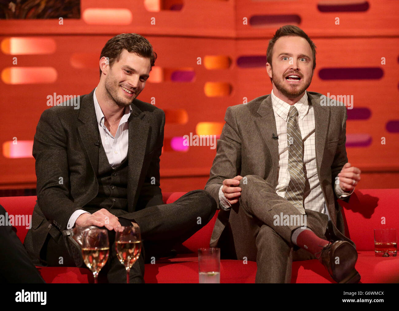 Les invités Jamie Dornan (à gauche) et Aaron Paul pendant le tournage du Graham Norton Show aux London Studios, dans le sud de Londres, devant être diffusés sur BBC One vendredi soir. Banque D'Images