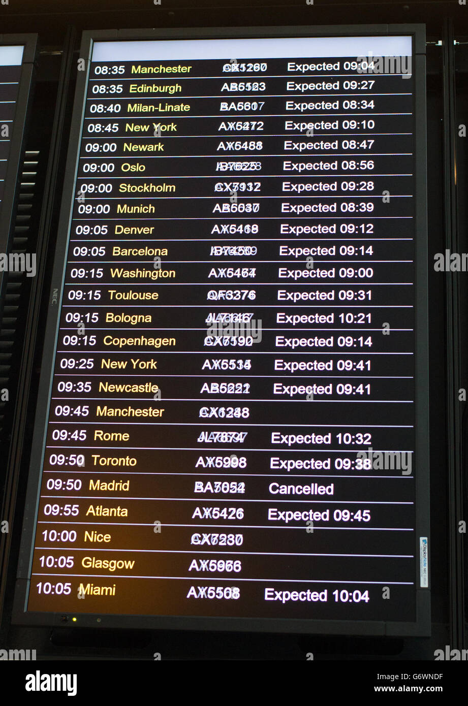 Un panneau des arrivées du terminal 5 de l'aéroport d'Heathrow, car le nombre de vols à travers le Royaume-Uni a été annulé en raison du brouillard matinal. Banque D'Images