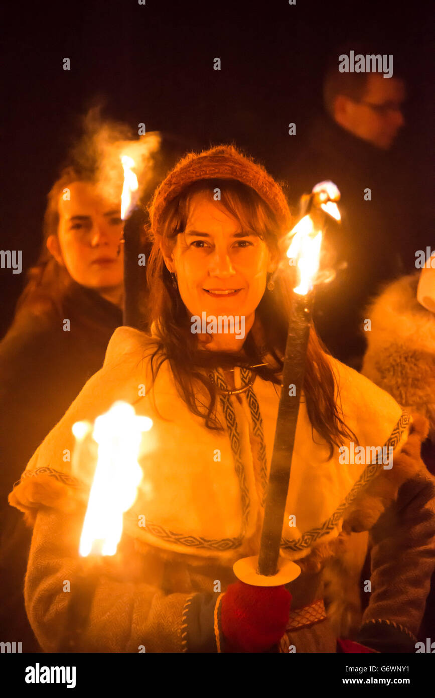 Une femme habillée de costume viking participe au 30e Viking Festival de York qui se termine aujourd'hui après une semaine complète d'événements sur le thème de la prédiction de Ragnarok , décrite dans la mythologie viking comme la fin du monde. Banque D'Images