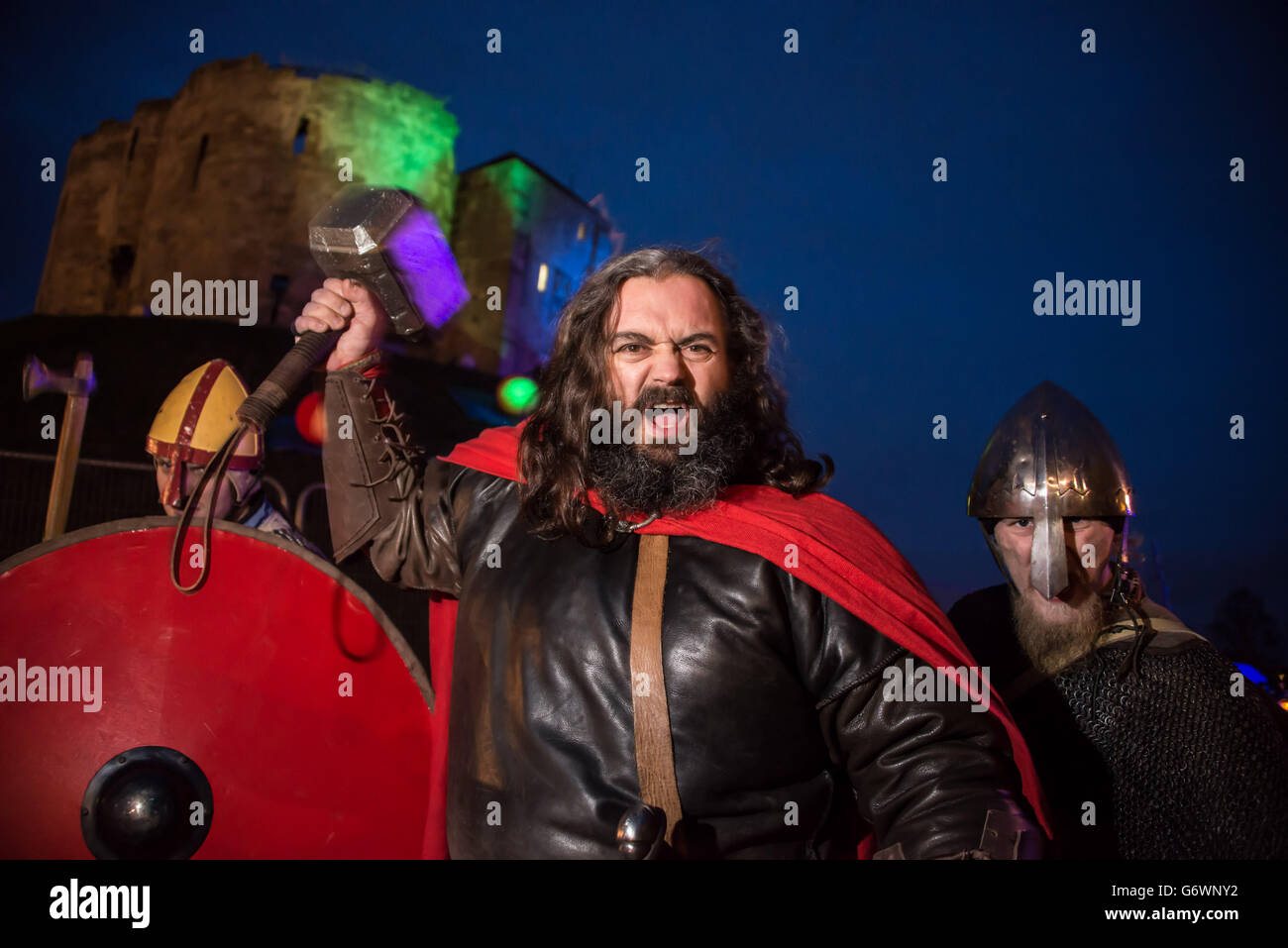 Un homme vêtu de costume viking participe au 30e Viking Festival de York qui se termine aujourd'hui après une semaine complète d'événements sur le thème de la prédiction de Ragnarok , décrite dans la mythologie viking comme la fin du monde. Banque D'Images