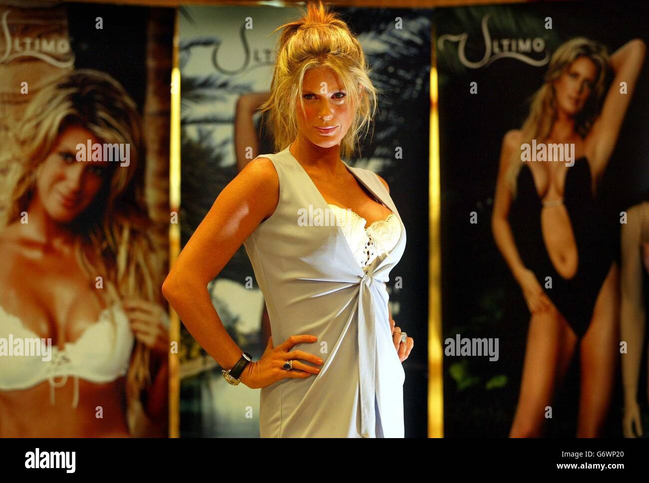 Le modèle Rachel Hunter pose pour les photographes, au cours d'un photocall pour lancer la collection printemps/été 2004 d'Ultimo au grand magasin Debenhams, Argyle Street, Glasgow. Hunter, ex-épouse de Rocker Rod Stewart, a été choisi par Michelle Mone, fondatrice d'Ultimo, sur son beau actuel, Penny Lancaster. Banque D'Images