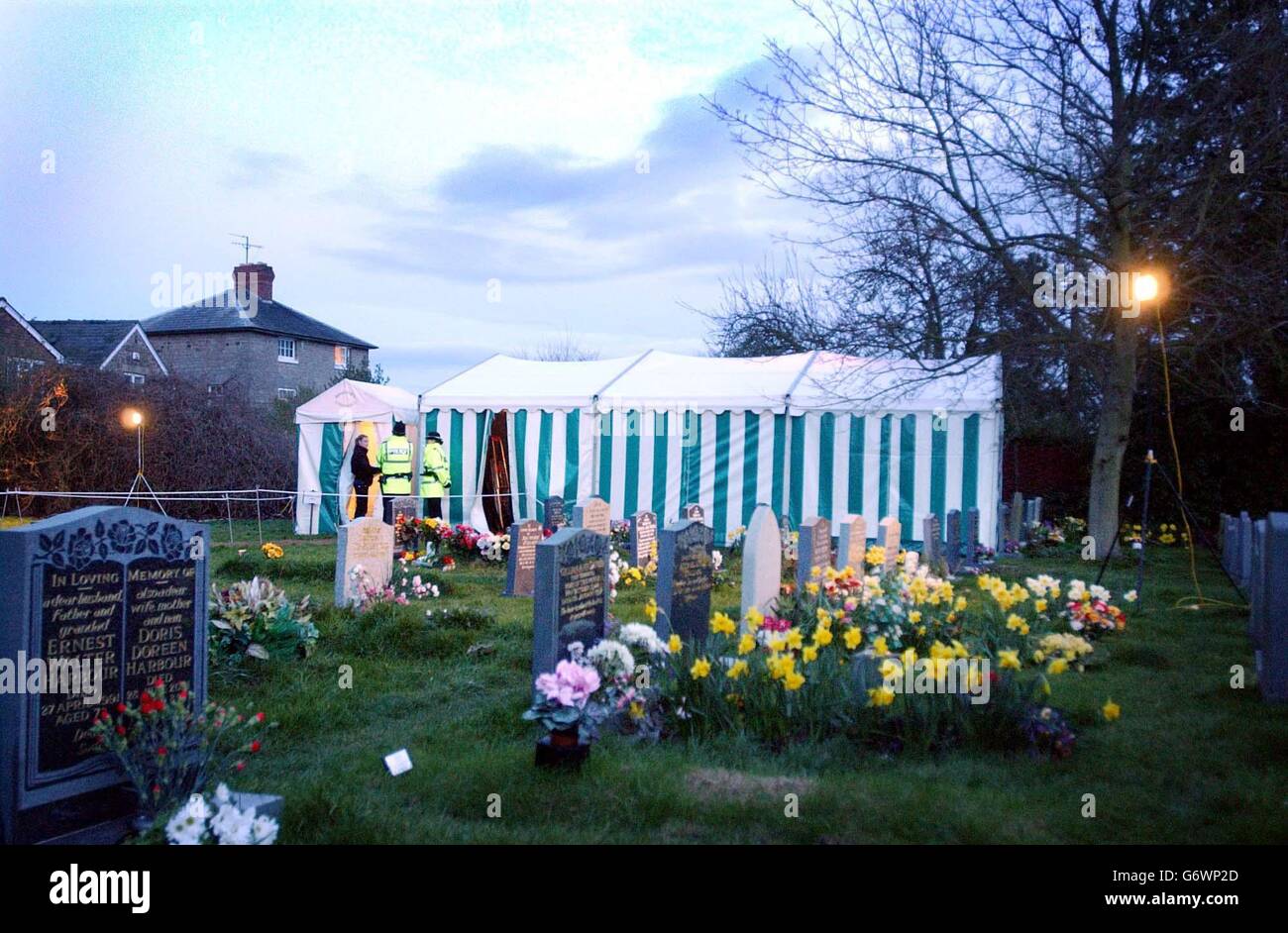 L'activité policière dans le cimetière de l'église Saint-Pierre de Withington, près de Hereford, où des officiers de la police de Wiltshire, assistés par d'autres de West Mercia, exhutent les restes de Rachel Whitear dans une nouvelle enquête sur sa mort. On pensait à l'origine que l'ancienne étudiante en psychologie de l'Université de Bath avait pris un surdosage mortel de drogues lorsqu'elle a été découverte le 2000 mai sur le plancher de son lit à Exmouth, Devon, mais aucun examen post-mortem n'a été effectué et une enquête a enregistré un verdict ouvert. Banque D'Images