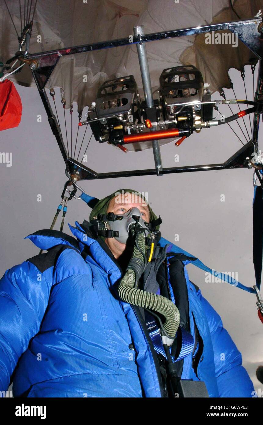 L'explorateur britannique David Hempleman-Adams au début de son envol record dans un ballon avec un panier en osier à Greeley, Colorado, États-Unis. Le montgolfière, alpiniste et explorateur polaire, âgé de 47 ans, espère enregistrer jusqu'à sept records lorsqu'il monte à une altitude de 37,000 pieds, soit environ 11 kilomètres. Banque D'Images
