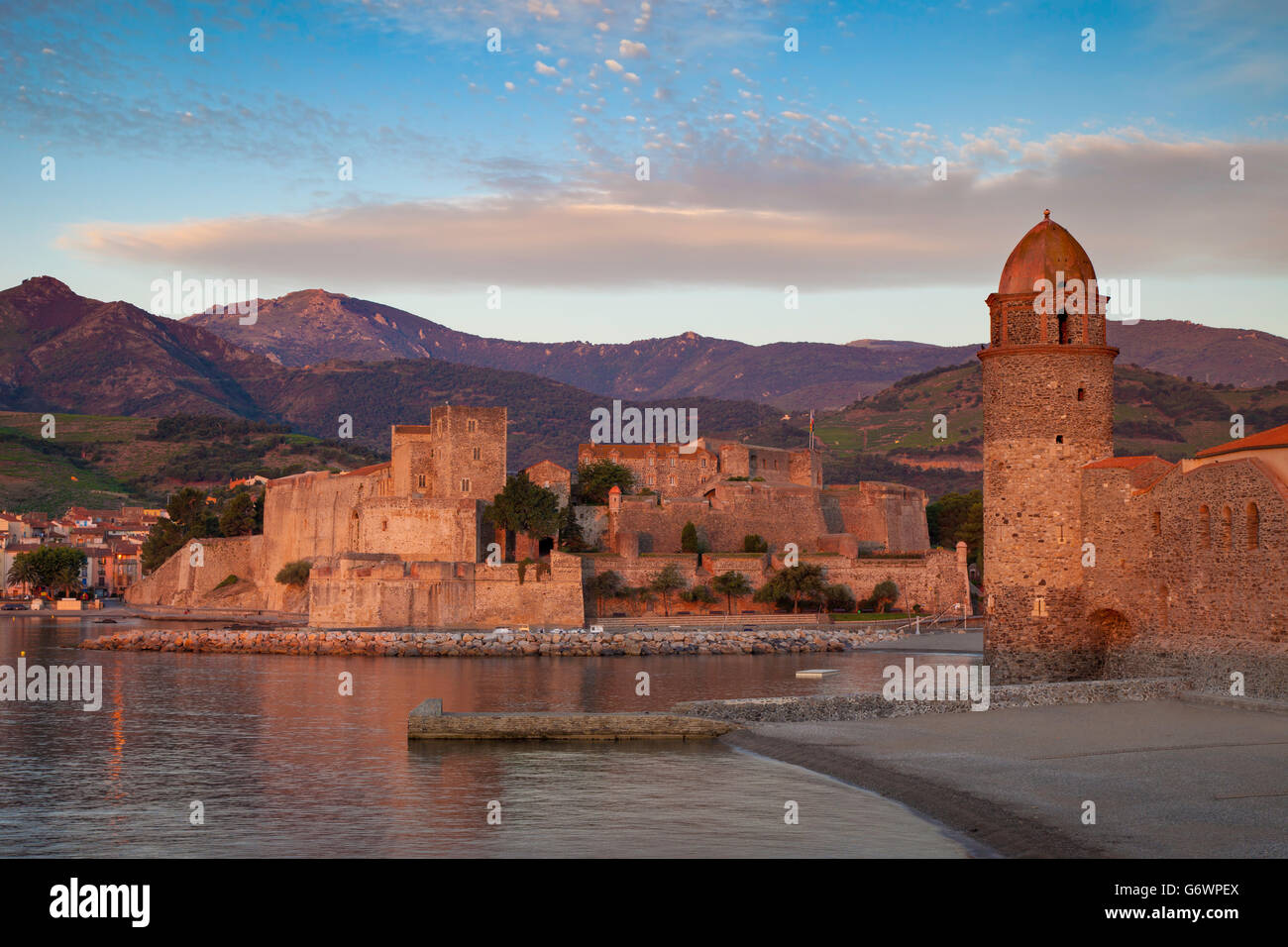 Première lumière de l'aube dans la ville de Collioure, Pyrénées-Orientales, Languedoc-Roussillon, France Banque D'Images