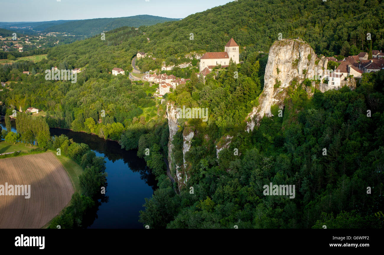 Saint-Cirq-Lapopie sur la rivière Lot, Midi-Pyrénées, France Banque D'Images