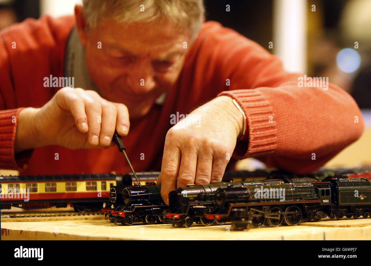 Le passionné Billy McIntyre au Model Rail Scotland 2014, le plus grand spectacle de maquettes de chemin de fer tenu en Écosse, au Scottish Exhibition and Conference Centre de Glasgow. Banque D'Images