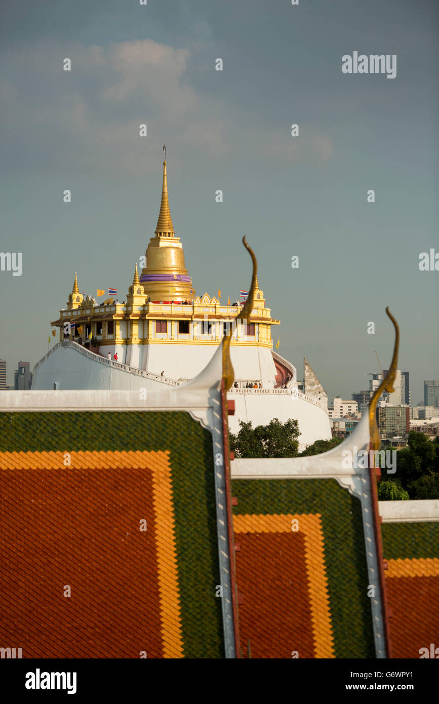 Le Wat Ratchanatdaram et le Mont d'or dans la région de Banglamphu la ville de Bangkok en Thaïlande en Southeastasia. Banque D'Images