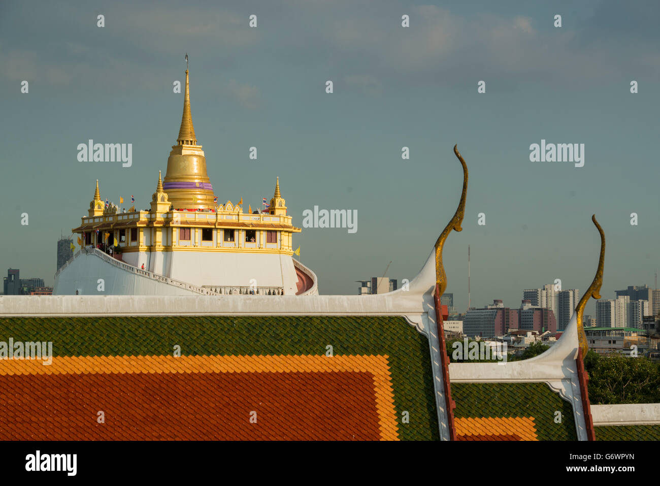 Le Wat Ratchanatdaram et le Mont d'or dans la région de Banglamphu la ville de Bangkok en Thaïlande en Southeastasia. Banque D'Images