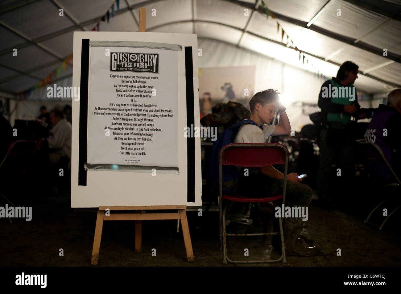 Un poème sur l'Union européenne par le poète site Glastonbury Jodie Bickley qui est dans la tente de presse au festival de Glastonbury, à Digne Farm dans le Somerset. Banque D'Images